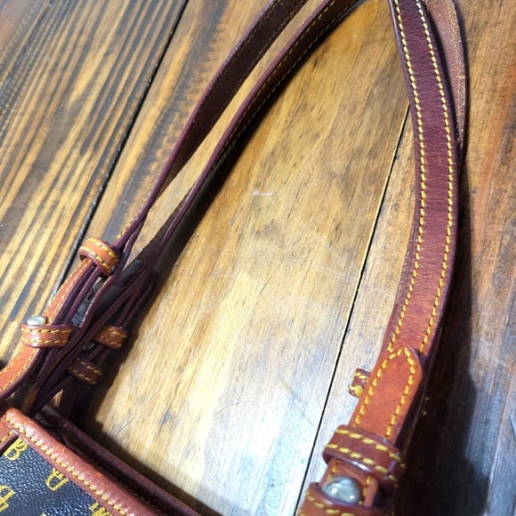 Used Dooney & Bourke handbag - Picture 5 of 8